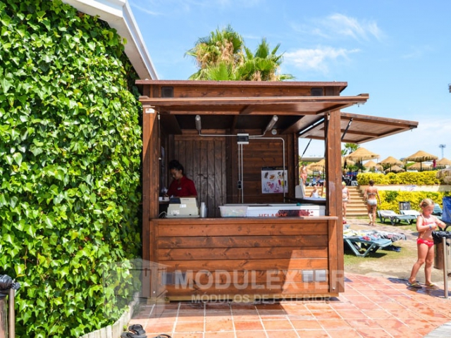 Chiringuito de madera en piscina vista 2