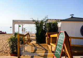 Chiringuito de madera pergola y pasarela Palamos