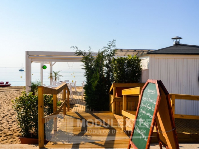 Chiringuito de madera pergola y pasarela Palamos