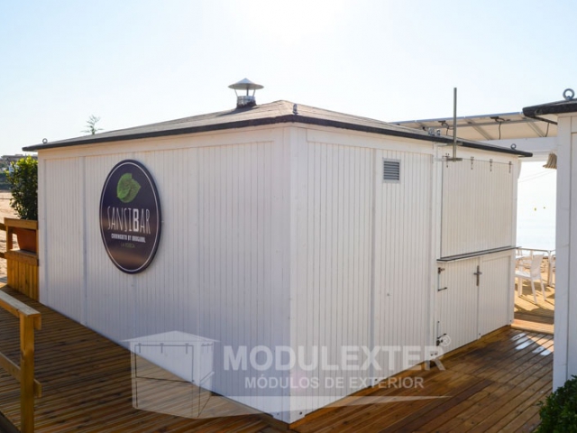 Chiringuito de madera y aseo palamos vista 1