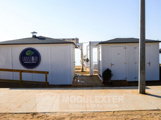 Chiringuito de madera y aseo palamos vista 2