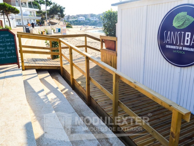 Chiringuito de madera y pasarela  Palamos