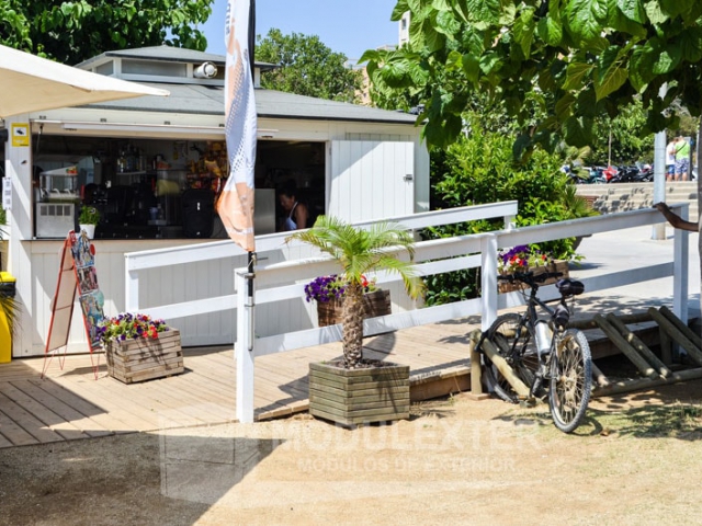 Chiringuito y pasarela de madera Palamos vista 1