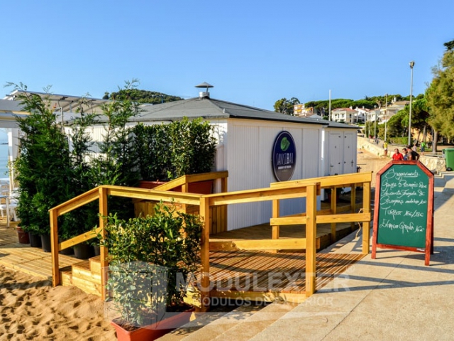 Chiringuito y pasarela de madera Palamos vista 2