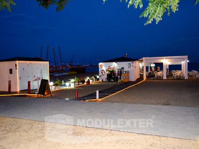 Conjunto chiringuito de madera aseo y pergola palamos vista 1