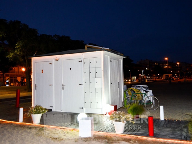 Conjunto chiringuito de madera aseo y pergola palamos vista 10