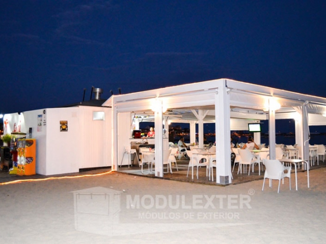 Conjunto chiringuito de madera aseo y pergola palamos vista 11