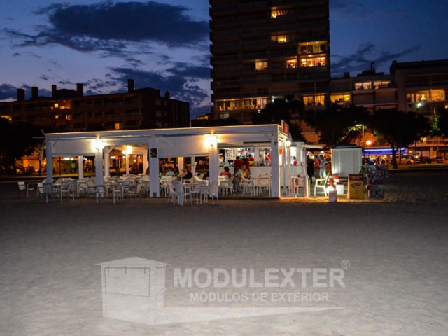 Conjunto chiringuito de madera aseo y pergola palamos vista 12