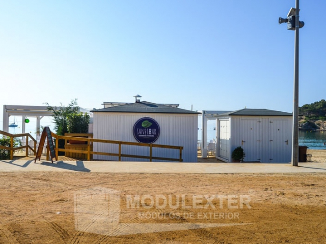 Conjunto chiringuito de madera aseo y pergola palamos vista 13