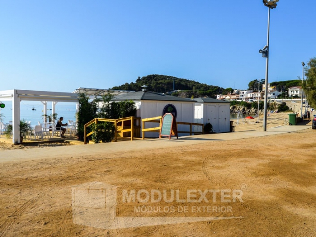 Conjunto chiringuito de madera aseo y pergola palamos vista 14