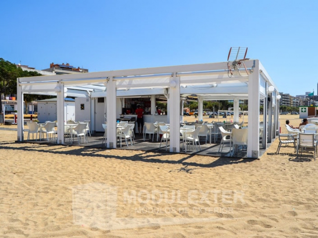 Conjunto chiringuito de madera aseo y pergola palamos vista 15
