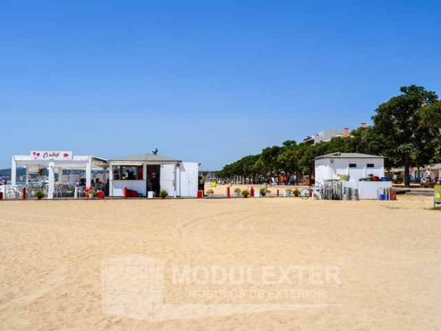Conjunto chiringuito de madera aseo y pergola palamos vista 16