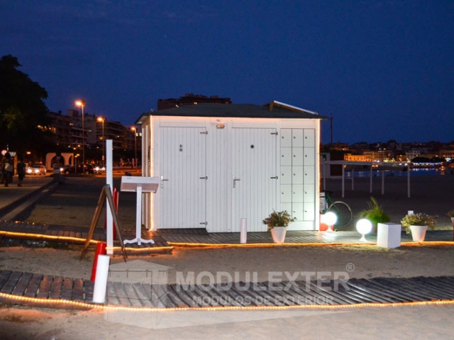 Conjunto chiringuito de madera aseo y pergola palamos vista 2