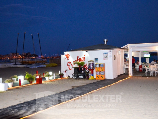 Conjunto chiringuito de madera aseo y pergola palamos vista 3