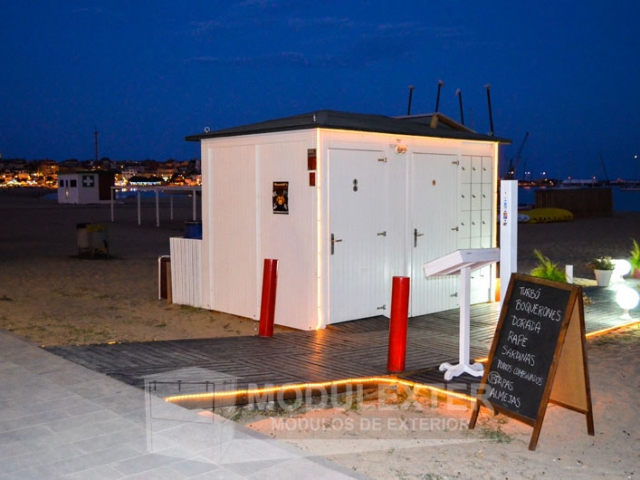 Conjunto chiringuito de madera aseo y pergola palamos vista 4