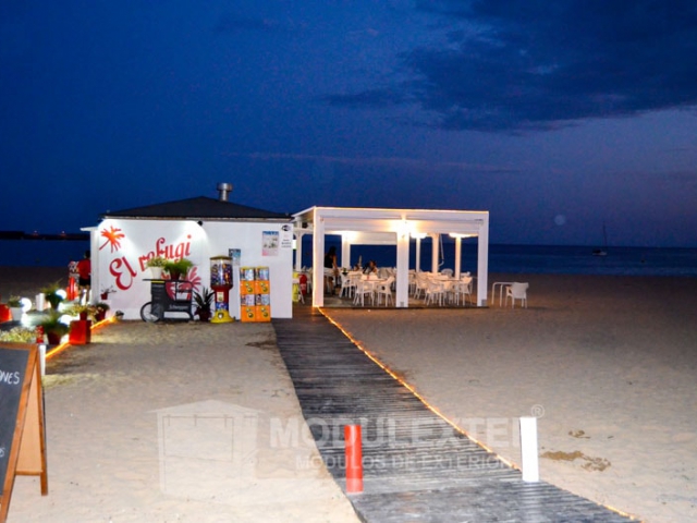 Conjunto chiringuito de madera aseo y pergola palamos vista 5