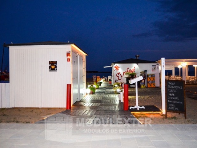 Conjunto chiringuito de madera aseo y pergola palamos vista 6