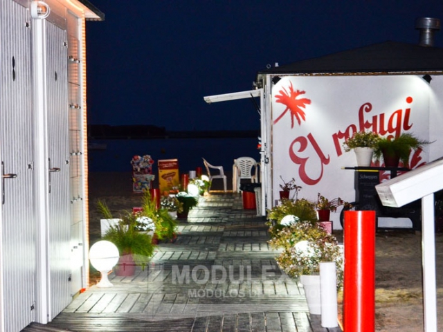 Conjunto chiringuito de madera aseo y pergola palamos vista 7