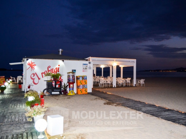 Conjunto chiringuito de madera aseo y pergola palamos vista 8