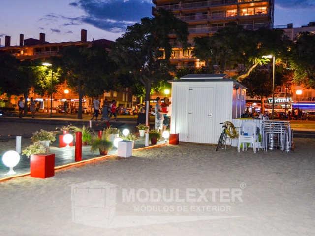 Conjunto chiringuito de madera aseo y pergola palamos vista 9